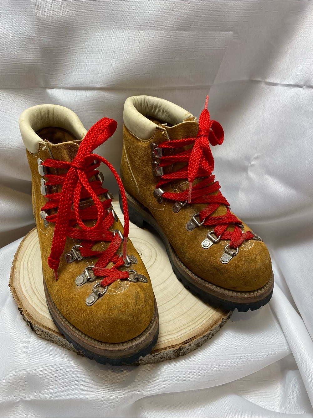 Vibram Tan Suede Lace-Up Hiking Boots with Red Laces Sz-7 1/2M